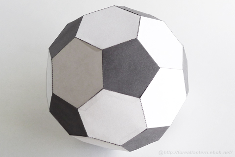 ペーパー サッカーボールの完成図の写真